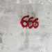Sui muri sono incisi cerchi e strani simboli e su di essi il numero della bestia: il 666 dipinto con un colore rosso sangue